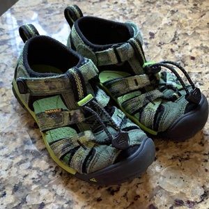 Keen toddler shoes, green sz 9